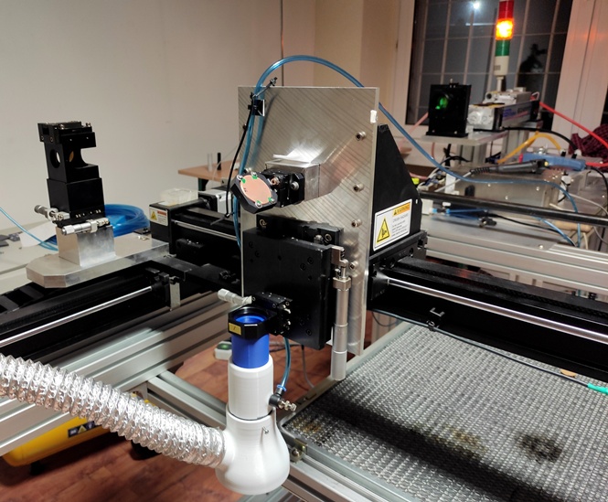 Widok pełnego toru optycznego od lasera aż po głowicę tnącą z odciągiem spalin