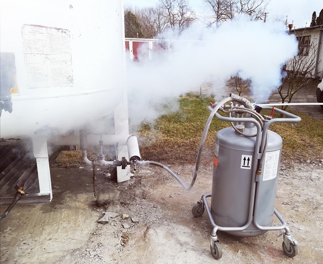 Tankowanie 100 litrów ciekłego azotu do ciśnieniowego naczynia Dewara