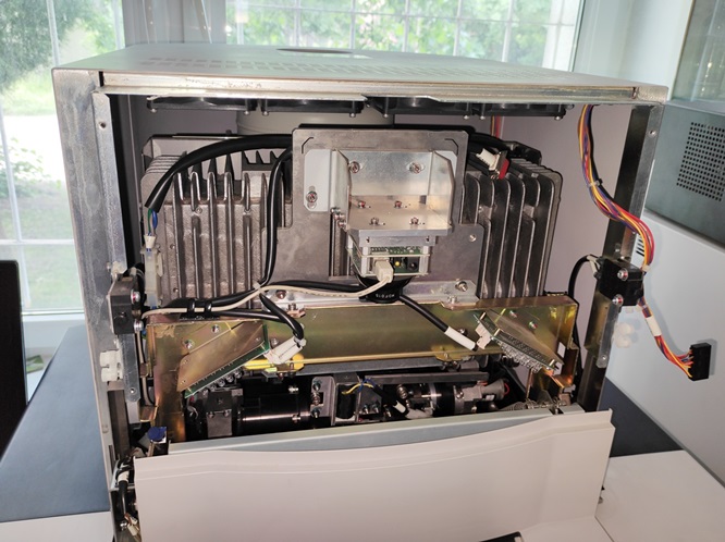Widok źródła promieni Rentgena zamontowany w maszynie