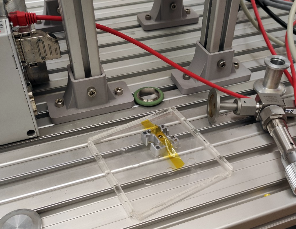 Próbka nieznanego stopu aluminium pobrana z konstrukcji stanowiska Fragment odzyskanego aluminiowego profilu konstrukcyjnego odcięty z instalacji laboratoryjnej do analizy XRF