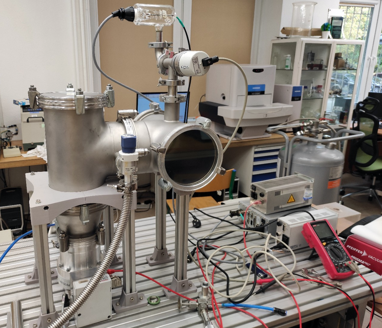 Dalszy kierunek badań – komora próżniowa i kolejne narzędzia pomiarowe Budowana komora próżniowa i aparatura laboratoryjna przygotowywana do dalszych badań materiałowych