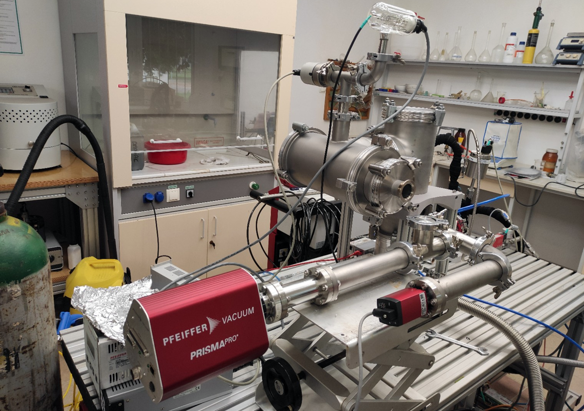 Spektrometr RGA jako wsparcie fluorescencji rentgenowskiej Budowana komora próżniowa i aparatura laboratoryjna przygotowywana do dalszych badań materiałowych