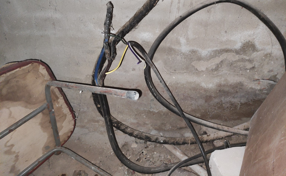 Poszukiwanie próbki aluminium i wizyta w piwnicy Stary aluminiowy przewód energetyczny wybrany jako pierwsza próbka do analizy XRF